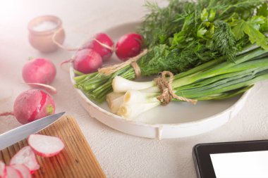 Vejetaryen yemekleri, temiz sebzeler ve otlar.