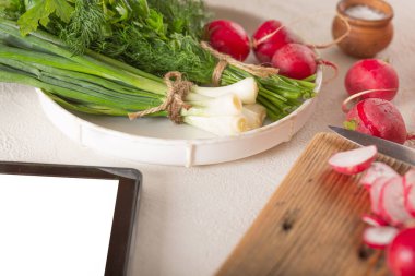 Mutfak masasındaki sebze salatası için malzemeler.