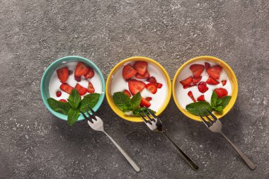 Renkli kâselerde çilekli tatlı, yaz tatlısı.
