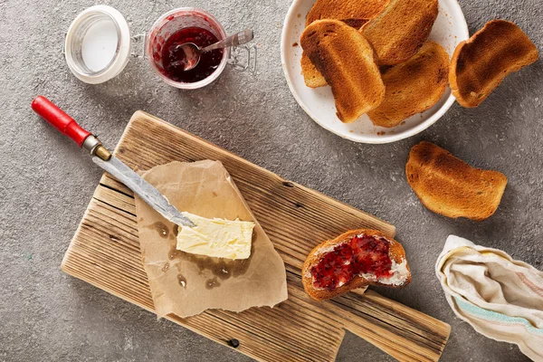 Toasty Dżemem Truskawkowym Śniadanie Widok Góry — Zdjęcie stockowe