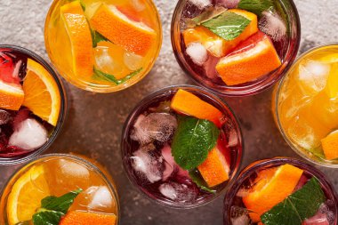 Yaz meyveli içecekler ve buzlu su, üst manzara.