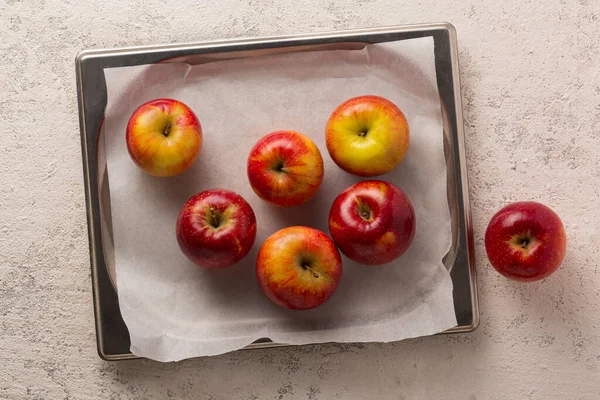 Reife Äpfel für die Apfelkuchenfüllung. Blick von oben, Draufsicht — Stockfoto