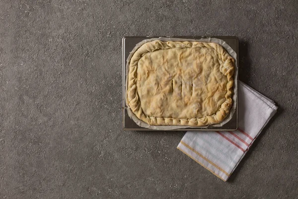 Pastete mit vegetarischer Füllung aus Quark und Kräutern. Hausgemachtes Backen. Ansicht von oben — Stockfoto