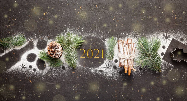 圣诞贺卡2021年新年快乐 圣诞树 雪和装饰品快乐 — 图库照片