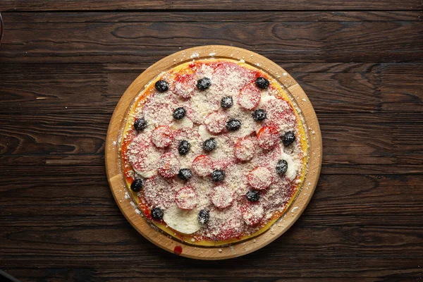 Framställning Hemlagad Pizza Med Mozzarellaoliver Och Salami — Stockfoto