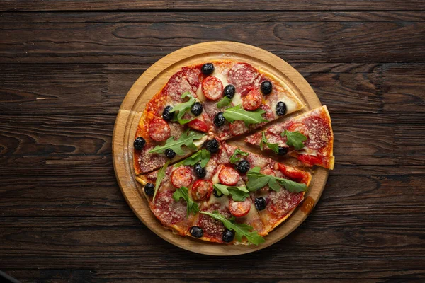 Proceso Hacer Pizza Casera Con Aceitunas Mozzarella Salami — Foto de Stock