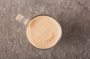 Cam bardakta kayısı ya da şeftalili yoğurt.