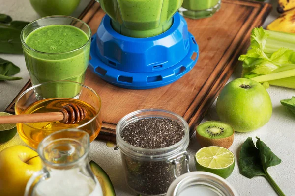 Detox drink made from spinach and green vegetables, close up — Stock Photo, Image