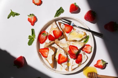 Fransız tostu, ricotta peyniri ve ballı çilek. Diyet lezzetli yaz atıştırmalıkları.