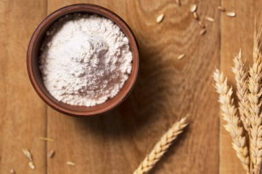 Tahta masa manzaralı bir kasede ekmek unu.