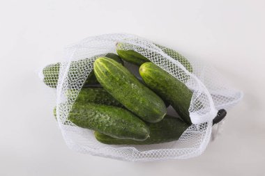 Sıfır atık konsepti, markette yiyecek ambalajı. Şebekede eko salatalıklar.