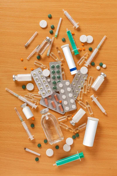 Hintergrund Medizin Verschiedene Medikamente Pillen Ampullen Spritzen Auf Dem Arzttisch — Stockfoto