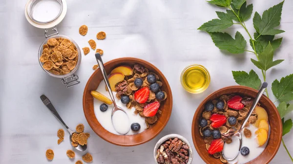 Placa Saúde Cereal Com Morangos Iogurte Uma Toalha Mesa Branca — Fotografia de Stock