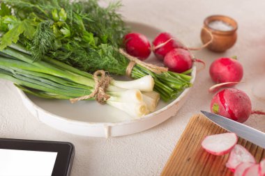 Mutfak masasındaki sebze salatası için malzemeler..