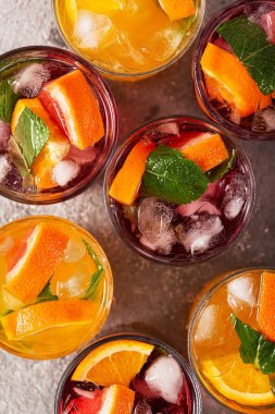 Yaz meyveli içecekler ve buzlu su, üst manzara..