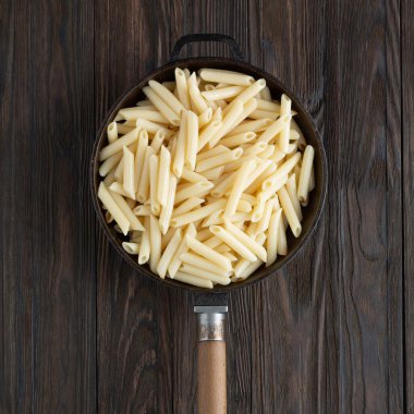 Kızartma tavasında İtalyan usulü makarna. Süper manzara.