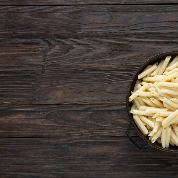 Kızartma tavasında İtalyan usulü makarna. Süper manzara.