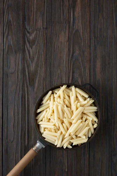 Kızartma tavasında İtalyan usulü makarna. Süper manzara.