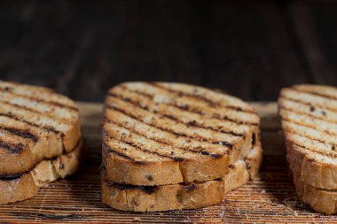 Sağlıklı sandviçler için tahıl ekmeği.