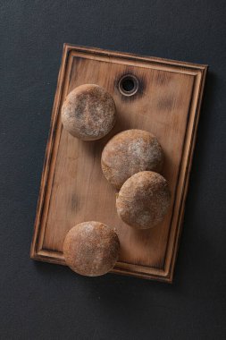 İtalyan çörekleri mutfak masasının üstünde.