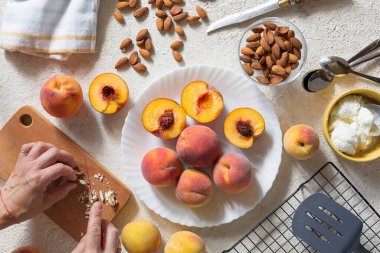 Kızarmış şeftali, yaz tatlısı, American bbq. Badem, dondurma ve kurabiye kırıntılarıyla servis edilir..