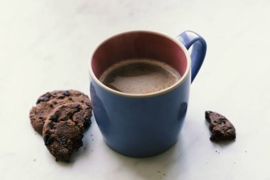 Pazar öğleden sonra atıştırmalık kahve ve çikolatalı kurabiye..