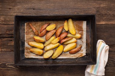 Yemek masasında teneke bir kutuda fırında patates. en üstteki görünüm