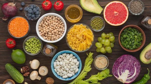 Set van producten evenwichtige voeding peulvruchten, groenten, kruiden, fruit, bovenaanzicht — Stockfoto