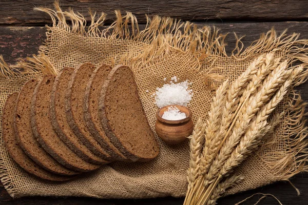 Bagerikoncept För Bröd Ägg Mjöl Och Kryddor Ett Antikt Bord — Stockfoto