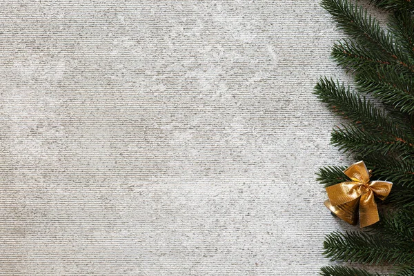 Licht Betonnen Achtergrond Met Elementen Kerst Decor Kerstboom Gouden Kerstbel — Stockfoto
