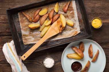 Öğle yemeği için fırında patates servis eden kadın.