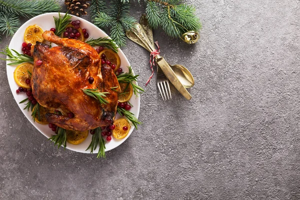 Mesa Navidad Con Pollo Horno Está Decorado Festivamente Con Velas — Foto de Stock