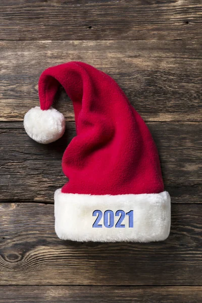 木製の背景にサンタクロースの帽子 クリスマス — ストック写真