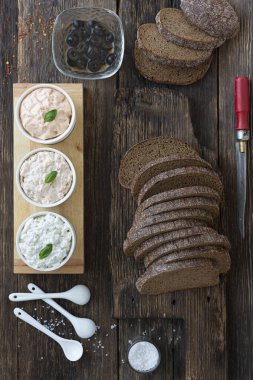 Tahta bir masada vejetaryen İspanyol tapas pintxos sandviçi pişirmek.