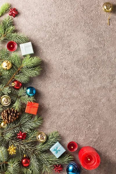圣诞树背景装饰着五彩缤纷的圣诞装饰品 — 图库照片