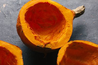 Vejetaryen yemeği Hokkaido kabağı, nohut ve bitkilerle birlikte.