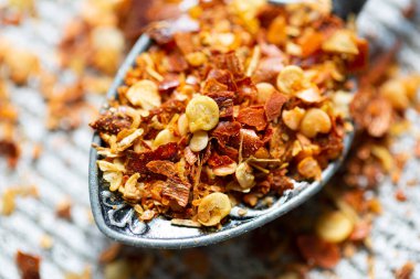 Kurutulmuş acı biber, doğu baharatları. Yakın plan.