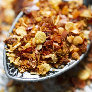 Kurutulmuş acı biber, doğu baharatları. Yakın plan.