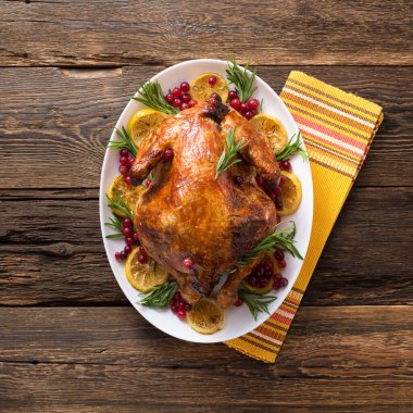 Şükran Günü tavuğu ahşap masa gala yemeği, üst manzara