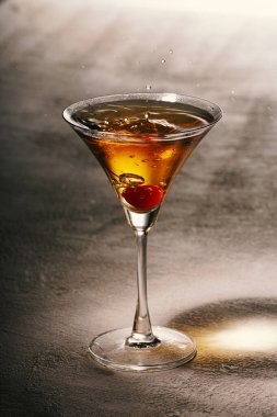 Aydınlık masada buzlu alkollü içecek.