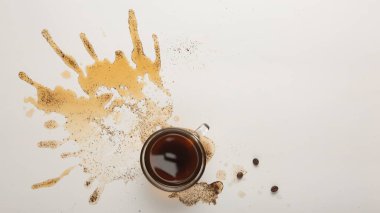 Kahve fincanında kahve, kahve çekirdekleri ve beyaz arka planda izole edilmiş İrlanda krema şurubu.