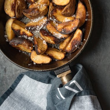 Yakın plan fırında veya kızarmış patates. Kırsal biçim.