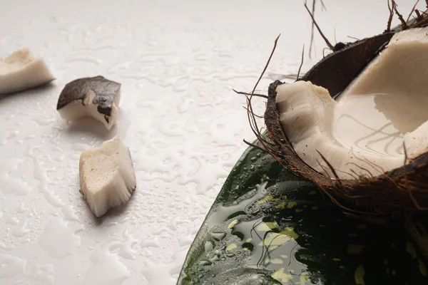 Pedaços Coco Picado Perto Mesa Branca — Fotografia de Stock