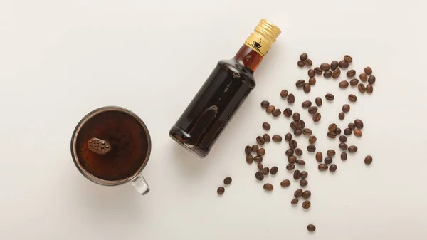 Koncepcja Kawy Kawy Filiżance Ziarna Kawy Syrop Irlandzkiej Śmietany Izolowane — Zdjęcie stockowe