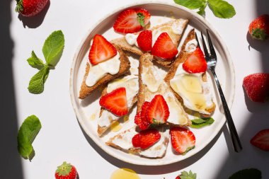 Fransız tostu, ricotta peyniri ve ballı çilek. Diyet lezzetli yaz atıştırmalıkları.