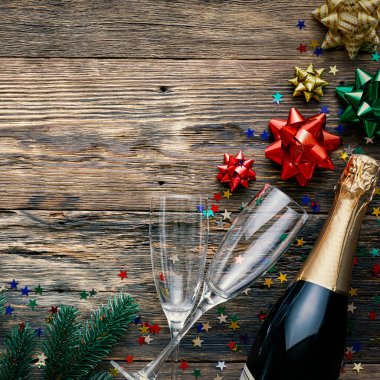 Noel ağacı arka planı, şampanya, gözlük, kabarık köknar dalları ve festival dekorasyonu, metin için kopya alanı, üst görünüm