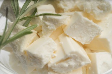 Feta peynirinin yakın çekimi şeffaf bir kasede küp şeklinde kesilmiş.