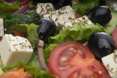 Bir tabak makro çerçeveli lezzetli Yunan salatası