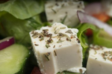 Bir tabak makro çerçeveli lezzetli Yunan salatası