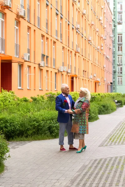 検疫後の夫婦の幸せ高齢者 ヨーロッパの都市 散歩中のお年寄り夫婦は — ストック写真